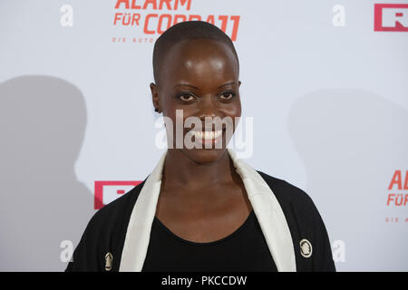 Köln, Deutschland. 11 Sep, 2018. Florence KASUMBA, Schauspielerin, Porträt, portrÃ t, Porträt, 7/8-Einzelbild, einzigen Motiv, roter Teppich, roten Teppich zeigen, Ankunft, Ankunft, Kino Vorschau, theatrical Freigabe des 33. Staffel der RTL-Serie "Alarm für Cobra 11 - Die Autobahnpolizei" am 11.09.2018 in Köln | Verwendung der weltweiten Kredit: dpa/Alamy leben Nachrichten Stockfoto
