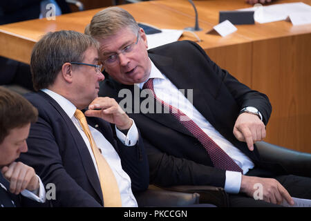 Düsseldorf, Deutschland. 12 Sep, 2018. Armin LASCHET, (liks) Ministerpräsident von Nordrhein-Westfalen, und Bernd TOENJES (tönjes), Vorsitzender der Geschäftsführung der RAG-Stiftung, witheranderander sprechen, reden, halb Bild, halb Abbildung, während der gemeinsamen Festakt würdig der Landtag von Nordrhein-Westfalen und der Landtag des Saarlandes die Ende der Deutschen Steinkohle in Düsseldorf/Deutschland am 12.09.2018. | Verwendung der weltweiten Kredit: dpa/Alamy leben Nachrichten Stockfoto