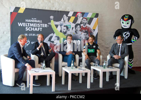 Von links: Moderator Wolf Dieter POSCHMANN, Stefan LOECHER, Löcher, Manager von der Lanxess Arena, Heiner Brand, WM-Botschafter, Christian PROKOP, Bundes Handball Trainer, Mark SCHOBER, Vorsitzender der Geschäftsführung der Deutschen Handball Federation, Maskottchen STAN, Pressekonferenz auf der IHF Handball WM 2019, am 11.09.2018 in der Sport- und Olympia-Museum, Köln | Verwendung weltweit Stockfoto