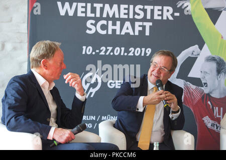 Von links: Moderator Wolf Dieter POSCHMANN, Armin LASCHET, Politiker, CDU, Ministerpräsident des Landes Nordrhein-Westfalen, Henriette RÄDEKER, Bürgermeister von Koeln, Pressekonferenz auf der IHF Handball WM 2019, am 11.09.2018 in der Sport- und Olympia-Museum, Köln | Verwendung weltweit Stockfoto