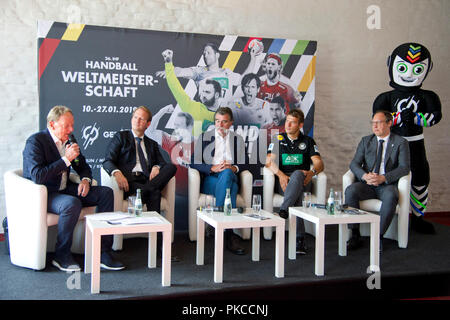 Von links: Moderator Wolf Dieter POSCHMANN, Stefan LOECHER, Löcher, Manager von der Lanxess Arena, Heiner Brand, WM-Botschafter, Christian PROKOP, Bundes Handball Trainer, Mark SCHOBER, Vorsitzender der Geschäftsführung der Deutschen Handball Federation, Maskottchen STAN, Pressekonferenz auf der IHF Handball WM 2019, am 11.09.2018 in der Sport- und Olympia-Museum, Köln | Verwendung weltweit Stockfoto