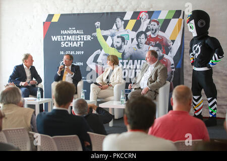 Von links: Moderator Wolf Dieter POSCHMANN, Armin LASCHET, Politiker, CDU, Ministerpräsident des Landes Nordrhein-Westfalen, Henriette RÄDEKER, Bürgermeister von Koeln, Andreas MICHELMANN, Präsident des Deutschen Handball Bundes DHB, Maskottchen STAN, Pressekonferenz am IHF Handball WM 2019, am 11.09.2018 in der Sport- und Olympia-Museum, Köln | Verwendung weltweit Stockfoto