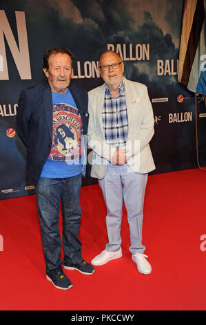 München, Bayern. 12 Sep, 2018. Der Kameramann Gernot Roll (l) und der Regisseur Joseph Vilsmaier kommen zur Premiere des Films "Ballon" im Mathäser Kino. Die deutsche Thriller, der die Geschichte einer Flucht aus der DDR in einem Heißluftballon erzählt, wird in den Kinos ab 27.09 freigegeben werden. 2018. Credit: Ursula Düren/dpa/Alamy leben Nachrichten Stockfoto