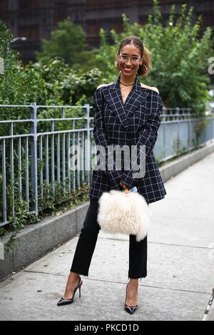 Elaine Welteroth posiert auf der Straße während der New York Fashion Week - Sept. 11, 2018 - Foto: Start- und Landebahn Manhattan*** Nur für redaktionelle Verwendung?*** | Verwendung weltweit Stockfoto