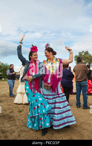 Frauen tragen bunte Kleider Zigeuner Tanz der Sevillana, pfingstwallfahrt von El Rocio, Provinz Huelva, Andalusien, Spanien Stockfoto