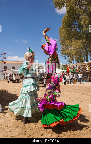 Frauen tragen bunte Kleider Zigeuner Tanz der Sevillana, pfingstwallfahrt von El Rocio, Provinz Huelva, Andalusien, Spanien Stockfoto