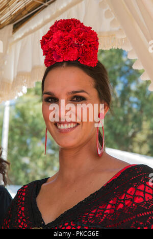 Frau trägt einen bunten gypsy Dress, pfingstwallfahrt von El Rocio, Provinz Huelva, Andalusien, Spanien Stockfoto