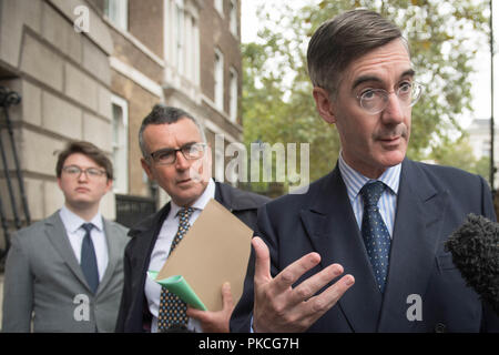 Jakob Rees-Mogg im Royal United Services Institute (RUSI) in Whitehall, London anreisen, Brexit Vorschläge zu diskutieren. Stockfoto