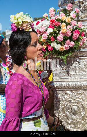 Frau trägt einen bunten gypsy Dress, pfingstwallfahrt von El Rocio, Provinz Huelva, Andalusien, Spanien Stockfoto