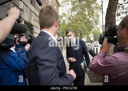 Jakob Rees-Mogg im Royal United Services Institute (RUSI) in Whitehall, London anreisen, Brexit Vorschläge zu diskutieren. Stockfoto