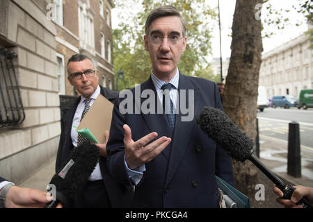 Jakob Rees-Mogg im Royal United Services Institute (RUSI) in Whitehall, London anreisen, Brexit Vorschläge zu diskutieren. Stockfoto