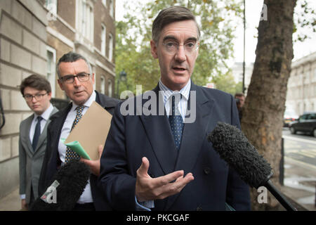 Jakob Rees-Mogg im Royal United Services Institute (RUSI) in Whitehall, London anreisen, Brexit Vorschläge zu diskutieren. Stockfoto