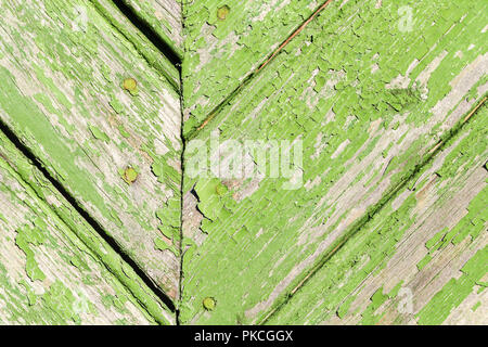 Alte hölzerne Wand mit Peeling grüne Farbe, vintage Hintergrund Foto Textur Stockfoto