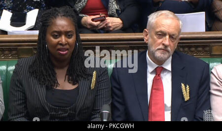 Schattenminister für Frauen und Gleichstellung Dawn Butler und Labour Party leader Jeremy Corbyn während Prime Minister's Fragen im Unterhaus, London. Stockfoto