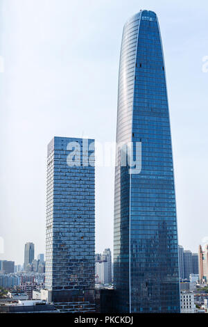 Perspektive und Unterseite Winkel zur strukturierten Hintergrund der modernen Glasgebäude Wolkenkratzer über Blau bewölkter Himmel Stockfoto