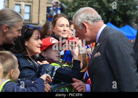 Der Prinz von Wales trifft der Gast während seines Besuchs einen Bauernmarkt in Hexham, als er eine Reihe von Engagements in Northumberland. Stockfoto