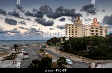 Havanna, Kuba. 03. Februar, 2013. Hotel Nacional de Cuba und dem Malecon im Abendlicht. Stockfoto