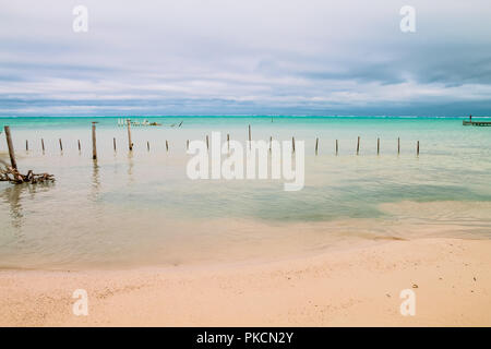Mann am Horizont vor einem bewölkten Karibik suchen Stockfoto