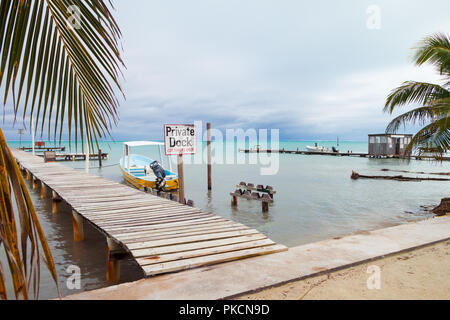 Kleines Boot, Dalben und Private Dock Zeichen Stockfoto