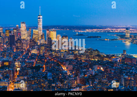 28-08-17, Newyork, USA: New Yorker Wolkenkratzer in der Nacht Stockfoto