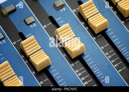 Audio Fader auf einem blauen Audio Mischpult Stockfoto