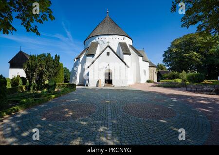 Defensive runde Kirche in Osterlars, Bornholm, Dänemark. Es ist eines der vier Runden Kirchen auf der Insel Bornholm. Erbaut um 1150, die älteste angesehen Stockfoto