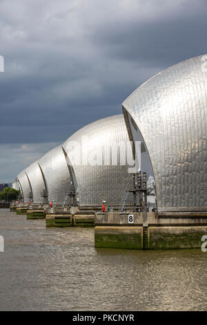 Thames Barrier, bewegliches Sturmflutwehr auf der Themse im Südosten von London, England, Vereinigtes Königreich Stockfoto