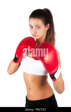 Hübsche junge Frau Boxhandschuh in Kampfstellung posiert an der Kamera schaut. Passen junge weibliche Boxer bereit zum Kampf auf whitebackground Stockfoto