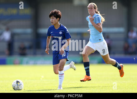 Chelseas Ji So-Yun (links) und Manchester City Jill Scott Kampf um den Ball während Super der FA Frauen Liga Spiel bei Kingsmeadow, London. Stockfoto