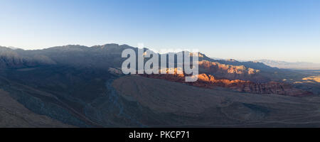Nachmittag Sonnenlicht leuchtet auf massive geologische Formationen in der Red Rock Canyon National Conservation Area, außerhalb von Las Vegas, NV. Stockfoto