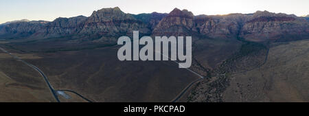 Nachmittag Sonnenlicht leuchtet auf massive geologische Formationen in der Red Rock Canyon National Conservation Area, außerhalb von Las Vegas, NV. Stockfoto