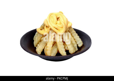 Isoliert von Vulkan Pommes frites, Pommes frites garniert mit Käse angeordnet ist wie der Vulkan im schwarzen Boden Platte auf weißem Hintergrund. Stockfoto