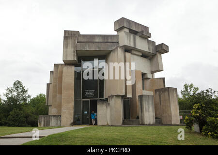 Wotruba Kirche (Wotrubakirche) auch als Heilige Dreifaltigkeit Kirche (Kirche Zur Heiligsten Dreifaltigkeit) durch österreichische modernistischen Bildhauer Fritz Wotruba entworfen und vom österreichischen Architekten Fritz Gerhard Mayr von 1964 bis 1976 am Sankt Georgenberg in Mauer in Wien, Österreich, abgeschlossen. Stockfoto