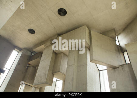 Innenraum der Wotruba Kirche (Wotrubakirche) auch als Heilige Dreifaltigkeit Kirche (Kirche Zur Heiligsten Dreifaltigkeit) durch österreichische modernistischen Bildhauer Fritz Wotruba entworfen und vom österreichischen Architekten Fritz Gerhard Mayr von 1964 bis 1976 am Sankt Georgenberg in Mauer in Wien, Österreich, abgeschlossen. Stockfoto