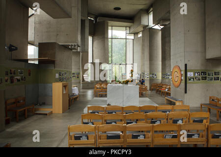 Innenraum der Wotruba Kirche (Wotrubakirche) auch als Heilige Dreifaltigkeit Kirche (Kirche Zur Heiligsten Dreifaltigkeit) durch österreichische modernistischen Bildhauer Fritz Wotruba entworfen und vom österreichischen Architekten Fritz Gerhard Mayr von 1964 bis 1976 am Sankt Georgenberg in Mauer in Wien, Österreich, abgeschlossen. Stockfoto