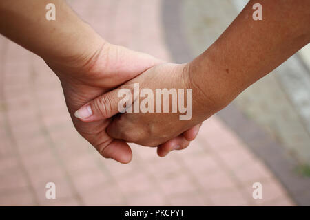 Hand in Hand zusammen in der Shopping Mall auf der selektiven konzentrieren. Stockfoto