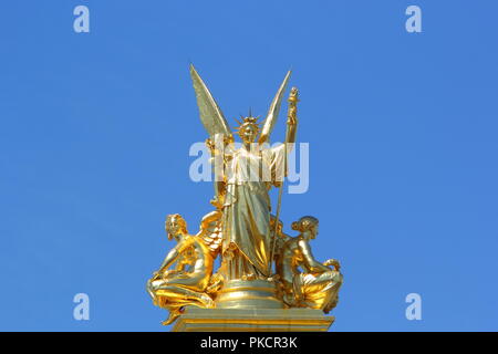 Golden 'La Poesie' Statue auf der Oberseite der Pariser Opéra Garnier Stockfoto