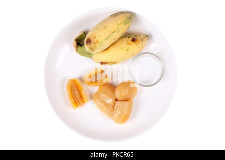 Der thailändischen beliebtes Dessert isoliert, Bereit, serviert von gekochten Bananen in Sirup und Löcher von Banane mit Kokosmilch. Stockfoto