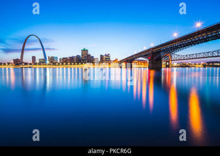 St. louis Wolkenkratzers bei Nacht mit Reflexion im Fluss, St. Louis, Missouri, USA. Stockfoto