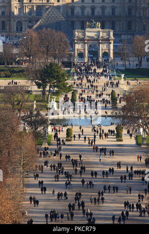 Luftaufnahme auf den Jardin des Tuileries in Paris mit einer Menge von Touristen Stockfoto