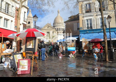 PARIS - 3. März: Künstler Kunstwerke und Staffeleien in der charmanten Place du Tertre in Montmartre, Paris am 3. März 2014 eingestellt. Montmartre ist eines der am meisten Stockfoto