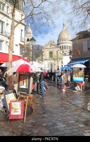 PARIS - 3. März: Künstler Kunstwerke und Staffeleien in der charmanten Place du Tertre in Montmartre, Paris am 3. März 2014 eingestellt. Montmartre ist eines der am meisten Stockfoto