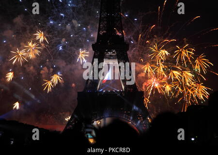 Berühmte Feuerwerk in der Nähe von Eiffelturm während der Feierlichkeiten zum französischen Nationalfeiertag, Tag der Bastille in Paris, Frankreich. Stockfoto