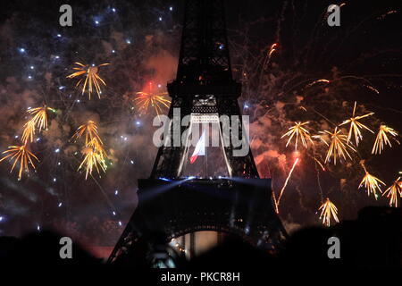 Berühmte Feuerwerk in der Nähe von Eiffelturm während der Feierlichkeiten zum französischen Nationalfeiertag, Tag der Bastille in Paris, Frankreich. Stockfoto