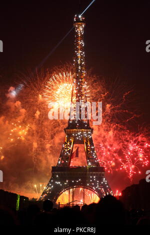 Berühmte Feuerwerk in der Nähe von Eiffelturm während der Feierlichkeiten zum französischen Nationalfeiertag, Tag der Bastille in Paris, Frankreich. Stockfoto