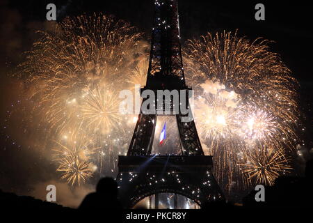 Berühmte Feuerwerk in der Nähe von Eiffelturm während der Feierlichkeiten zum französischen Nationalfeiertag, Tag der Bastille in Paris, Frankreich. Stockfoto