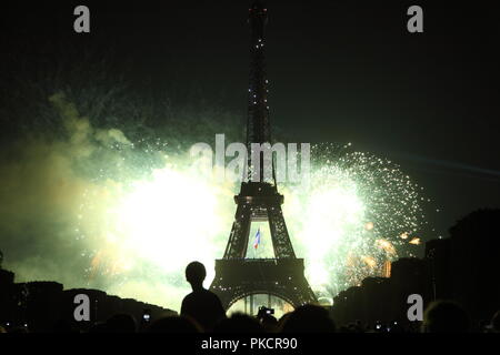 Berühmte Feuerwerk in der Nähe von Eiffelturm während der Feierlichkeiten zum französischen Nationalfeiertag, Tag der Bastille in Paris, Frankreich. Stockfoto