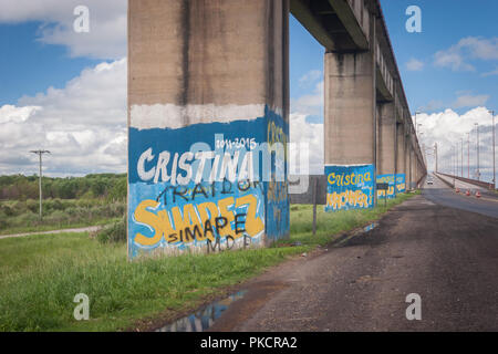 Die alte Graffiti-Propaganda bleibt in ganz Argentinien entweder unterstützend oder denigstufig und unterstützt Cristina Fernández de Kirchner. Stockfoto