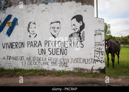 Die alte Graffiti-Propaganda bleibt in ganz Argentinien entweder unterstützend oder denigstufig und unterstützt Cristina Fernández de Kirchner. Stockfoto