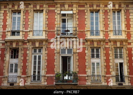 Schöne rote Fassaden der "Place des Vosges" in Paris, Frankreich Stockfoto